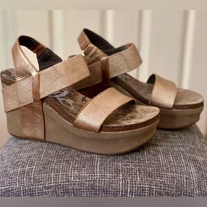 Gold/Bronze Bushnell Wedge-Never Worn!